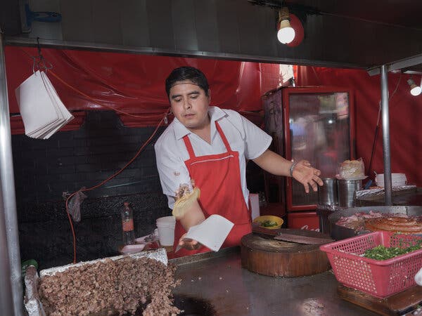 ¿Los extranjeros están cambiando el sabor de las salsas en los tacos de Ciudad de México?